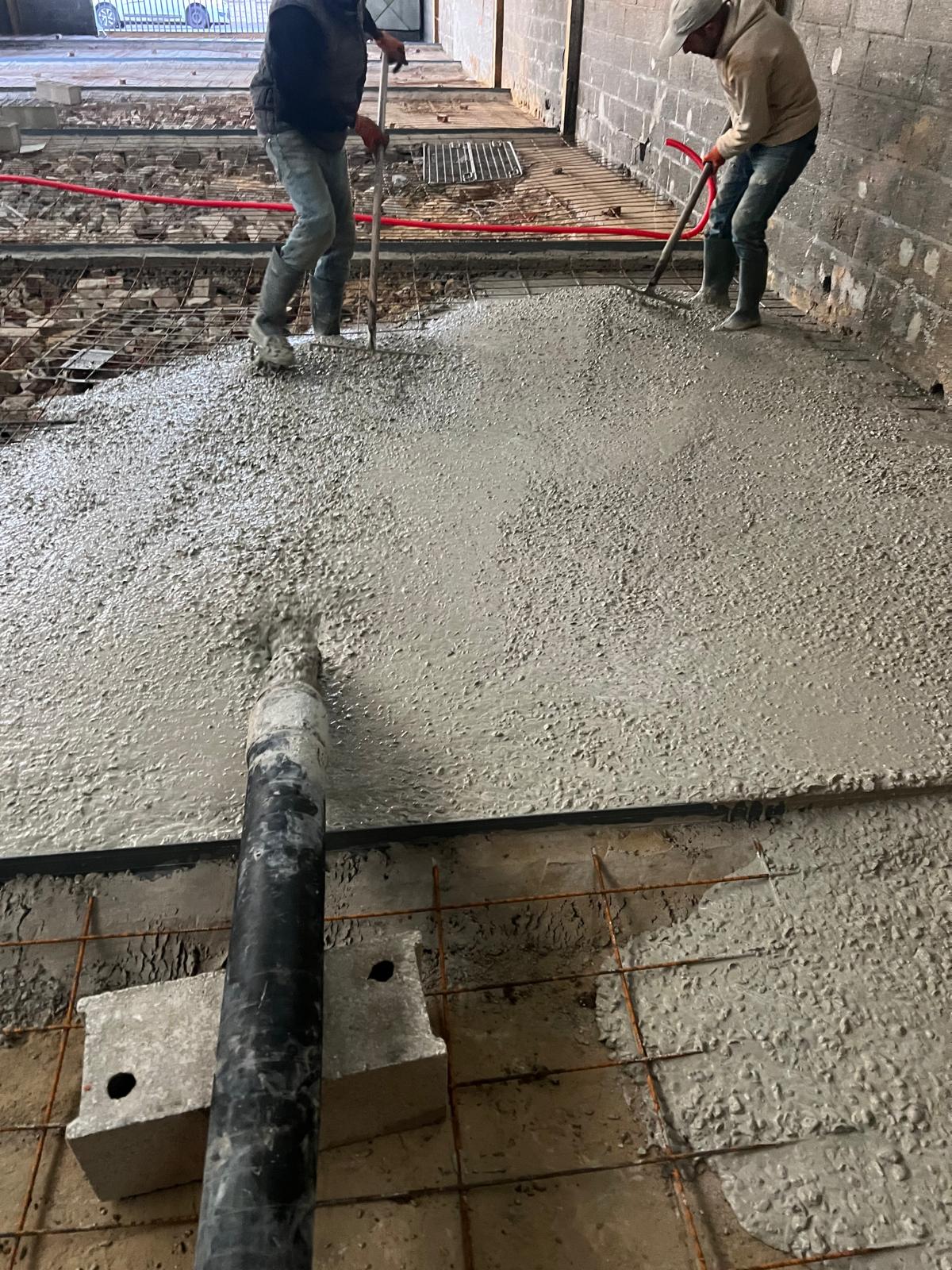Coulage béton en cours sur dalle intérieure